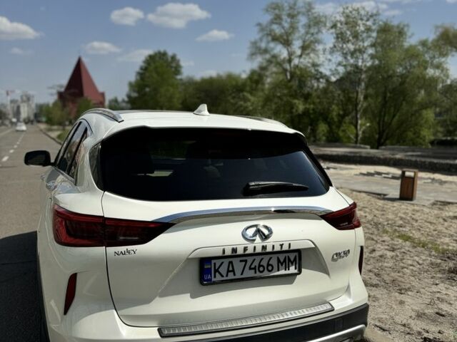 Белый Инфинити Q50, объемом двигателя 2 л и пробегом 68 тыс. км за 28500 $, фото 2 на Automoto.ua