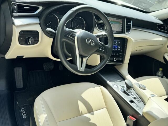 Белый Инфинити Q50, объемом двигателя 2 л и пробегом 68 тыс. км за 28500 $, фото 4 на Automoto.ua