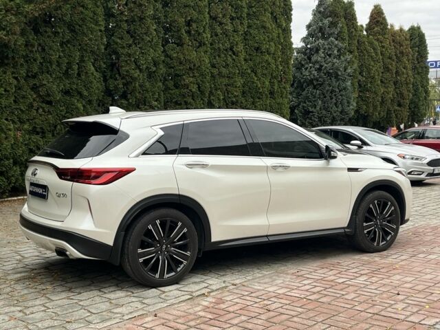 Белый Инфинити Q50, объемом двигателя 2 л и пробегом 198 тыс. км за 22999 $, фото 3 на Automoto.ua