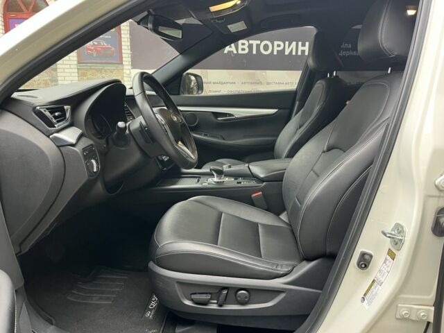 Белый Инфинити Q50, объемом двигателя 2 л и пробегом 198 тыс. км за 22999 $, фото 12 на Automoto.ua