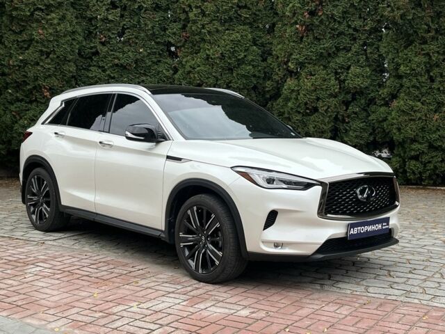 Белый Инфинити Q50, объемом двигателя 2 л и пробегом 198 тыс. км за 22999 $, фото 1 на Automoto.ua