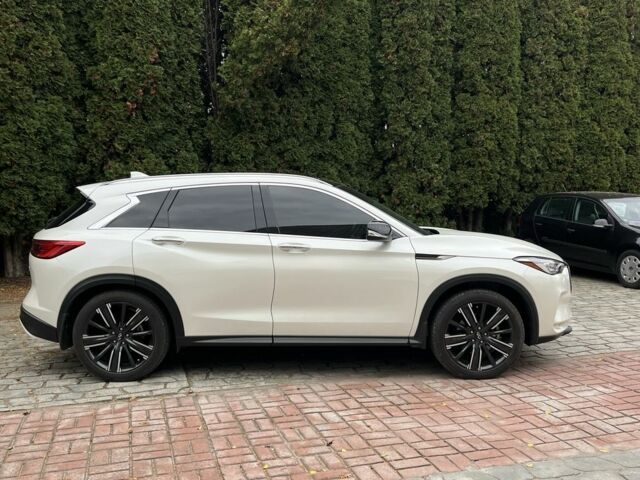 Белый Инфинити Q50, объемом двигателя 2 л и пробегом 198 тыс. км за 22999 $, фото 2 на Automoto.ua