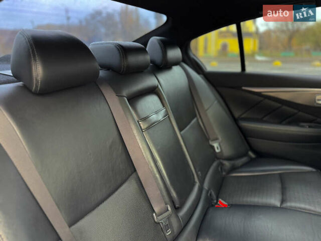 Черный Инфинити Q50, объемом двигателя 3.7 л и пробегом 202 тыс. км за 14000 $, фото 19 на Automoto.ua