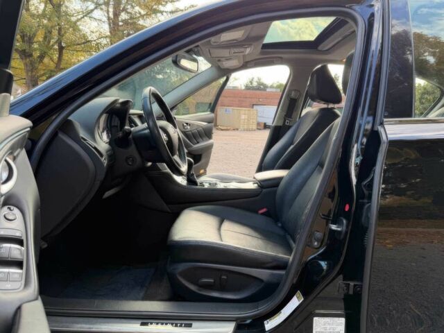 Чорний Інфініті Q50, об'ємом двигуна 2 л та пробігом 50 тис. км за 5500 $, фото 10 на Automoto.ua