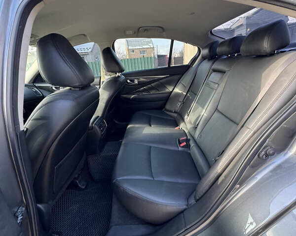 Сірий Інфініті Q50, об'ємом двигуна 2 л та пробігом 136 тис. км за 17500 $, фото 4 на Automoto.ua