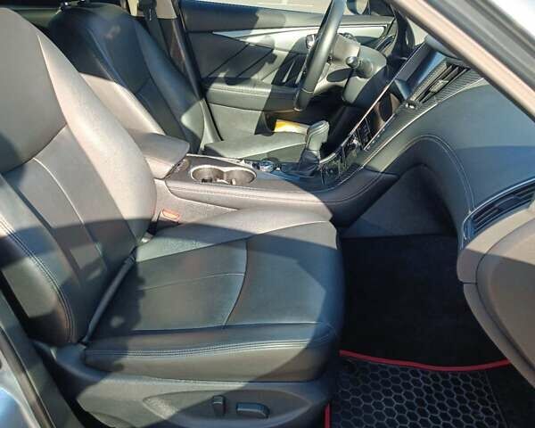Сірий Інфініті Q50, об'ємом двигуна 3 л та пробігом 135 тис. км за 23000 $, фото 11 на Automoto.ua