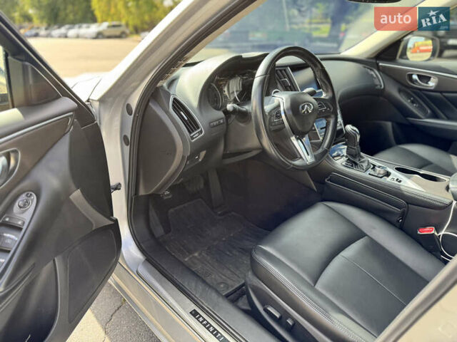 Серый Инфинити Q50, объемом двигателя 3 л и пробегом 93 тыс. км за 20000 $, фото 6 на Automoto.ua