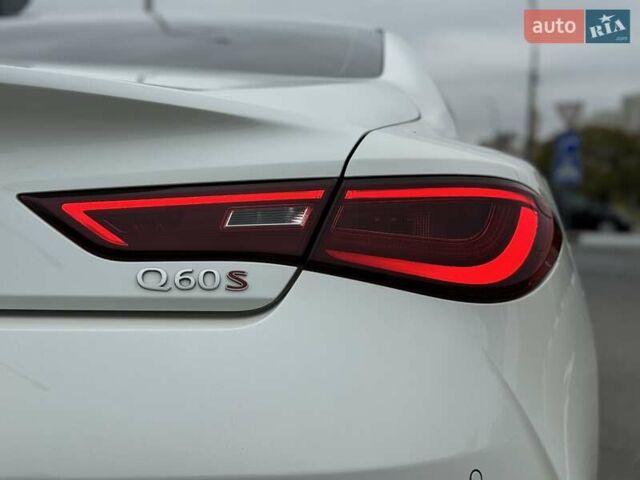 Белый Инфинити Q60, объемом двигателя 3 л и пробегом 85 тыс. км за 27500 $, фото 18 на Automoto.ua