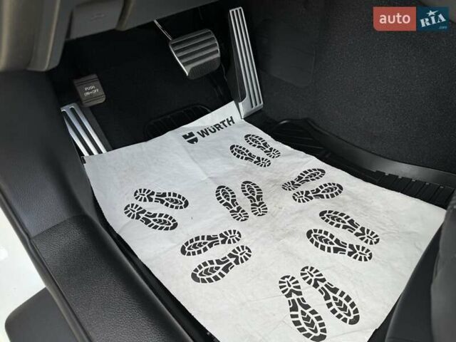 Білий Інфініті Q60, об'ємом двигуна 3 л та пробігом 85 тис. км за 24500 $, фото 5 на Automoto.ua