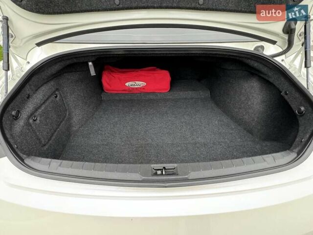 Белый Инфинити Q60, объемом двигателя 3 л и пробегом 85 тыс. км за 27500 $, фото 66 на Automoto.ua