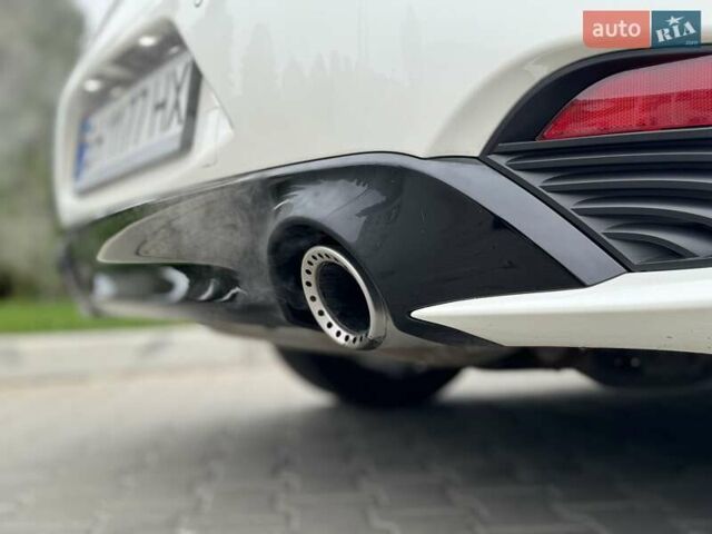 Белый Инфинити Q60, объемом двигателя 3 л и пробегом 85 тыс. км за 27500 $, фото 20 на Automoto.ua