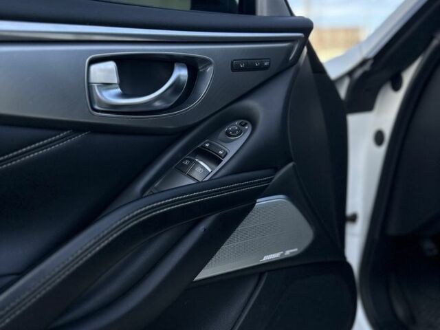 Білий Інфініті Q60, об'ємом двигуна 3 л та пробігом 105 тис. км за 22400 $, фото 12 на Automoto.ua