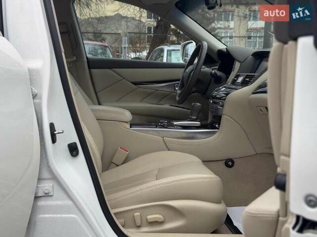 Білий Інфініті Q70, об'ємом двигуна 3.7 л та пробігом 143 тис. км за 13390 $, фото 55 на Automoto.ua