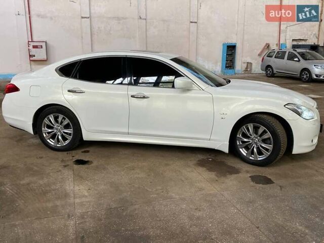 Белый Инфинити Q70, объемом двигателя 3.7 л и пробегом 99 тыс. км за 20500 $, фото 4 на Automoto.ua