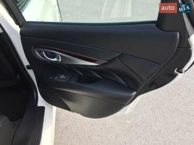 Белый Инфинити Q70, объемом двигателя 3.7 л и пробегом 99 тыс. км за 20500 $, фото 17 на Automoto.ua