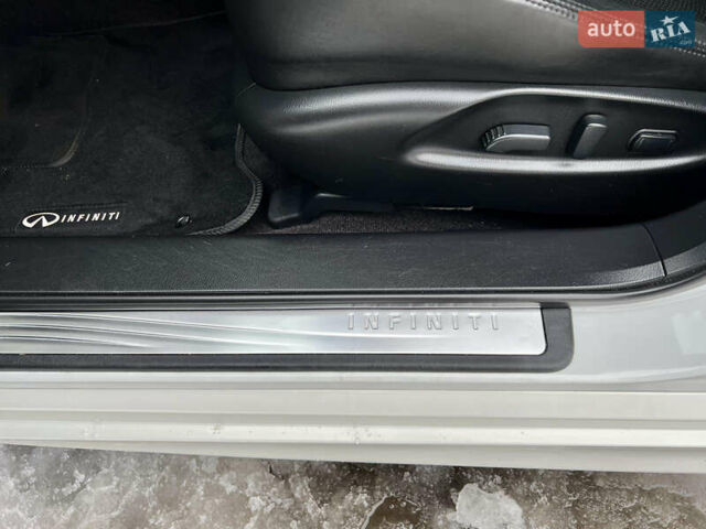 Белый Инфинити Q70, объемом двигателя 3.7 л и пробегом 178 тыс. км за 21000 $, фото 6 на Automoto.ua