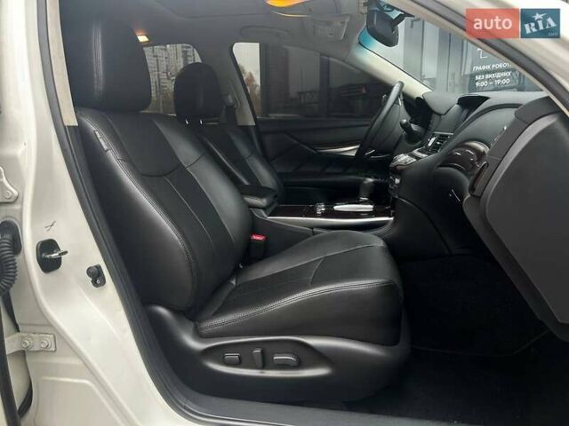 Белый Инфинити Q70, объемом двигателя 3.7 л и пробегом 101 тыс. км за 16990 $, фото 11 на Automoto.ua