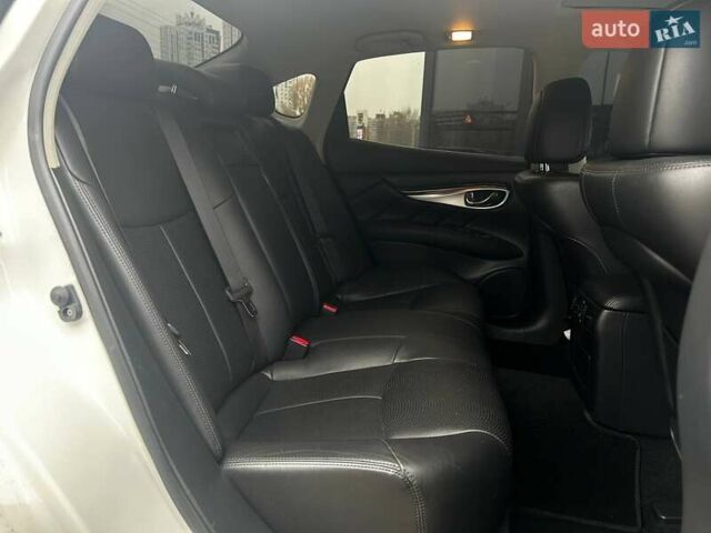 Белый Инфинити Q70, объемом двигателя 3.7 л и пробегом 101 тыс. км за 16990 $, фото 9 на Automoto.ua