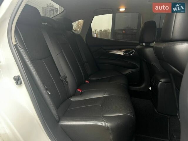 Белый Инфинити Q70, объемом двигателя 3.7 л и пробегом 101 тыс. км за 16290 $, фото 9 на Automoto.ua