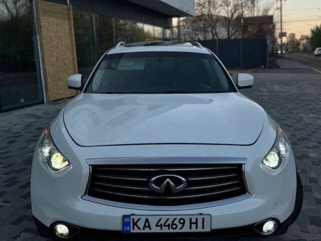 Белый Инфинити Q70, объемом двигателя 3.7 л и пробегом 240 тыс. км за 16000 $, фото 2 на Automoto.ua