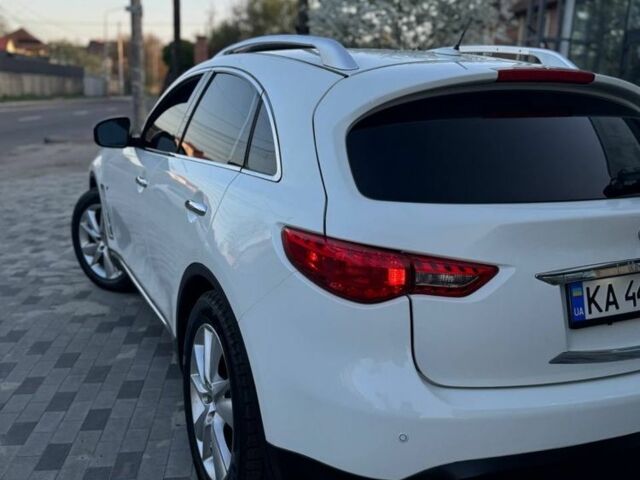 Белый Инфинити Q70, объемом двигателя 3.7 л и пробегом 240 тыс. км за 16000 $, фото 5 на Automoto.ua
