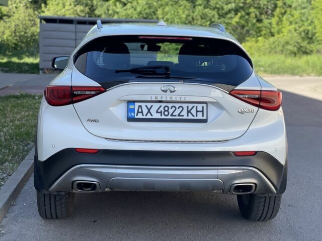 Белый Инфинити QX30, объемом двигателя 2 л и пробегом 77 тыс. км за 18300 $, фото 3 на Automoto.ua