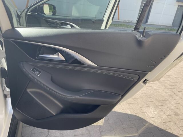 Белый Инфинити QX30, объемом двигателя 2 л и пробегом 77 тыс. км за 18300 $, фото 4 на Automoto.ua