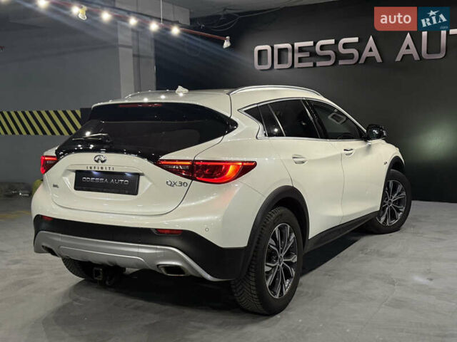Белый Инфинити QX30, объемом двигателя 1.99 л и пробегом 125 тыс. км за 15000 $, фото 10 на Automoto.ua