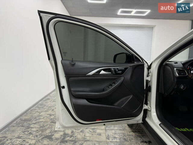 Белый Инфинити QX30, объемом двигателя 1.99 л и пробегом 74 тыс. км за 20900 $, фото 17 на Automoto.ua