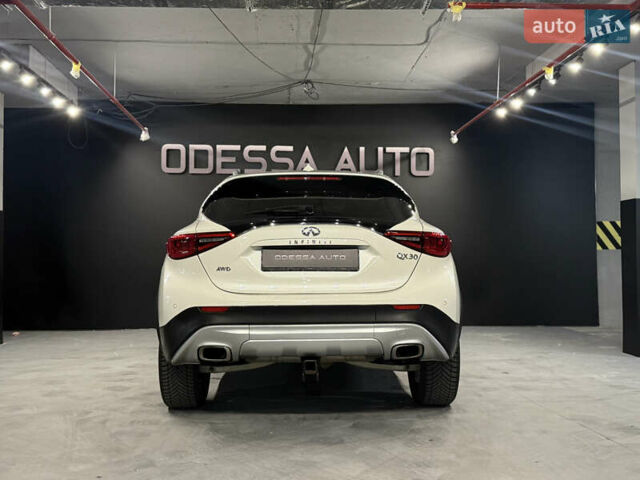 Белый Инфинити QX30, объемом двигателя 1.99 л и пробегом 125 тыс. км за 15000 $, фото 12 на Automoto.ua
