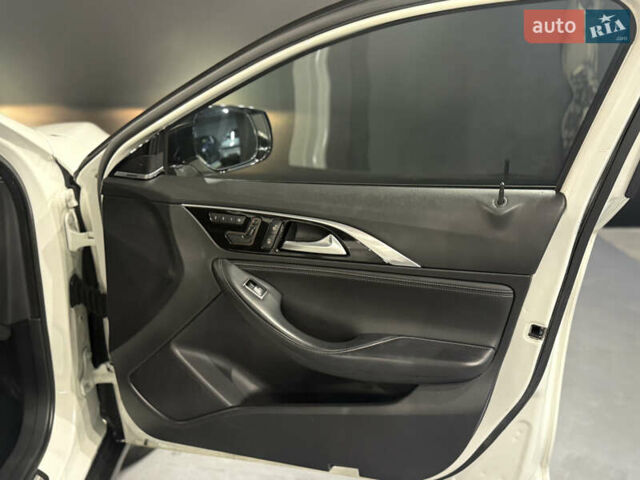 Белый Инфинити QX30, объемом двигателя 1.99 л и пробегом 125 тыс. км за 15000 $, фото 14 на Automoto.ua