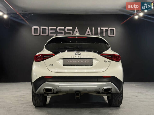 Белый Инфинити QX30, объемом двигателя 1.99 л и пробегом 125 тыс. км за 15000 $, фото 13 на Automoto.ua