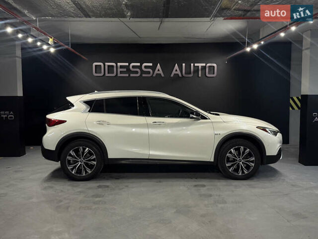 Белый Инфинити QX30, объемом двигателя 1.99 л и пробегом 125 тыс. км за 15000 $, фото 7 на Automoto.ua