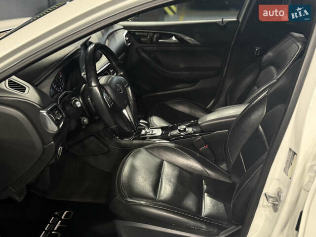 Белый Инфинити QX30, объемом двигателя 1.99 л и пробегом 125 тыс. км за 15000 $, фото 23 на Automoto.ua