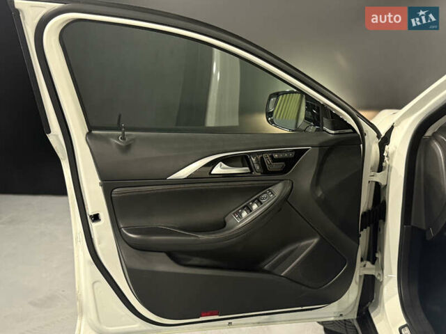 Белый Инфинити QX30, объемом двигателя 1.99 л и пробегом 125 тыс. км за 15000 $, фото 22 на Automoto.ua