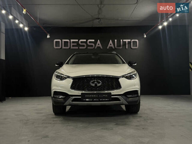Белый Инфинити QX30, объемом двигателя 1.99 л и пробегом 125 тыс. км за 15000 $, фото 1 на Automoto.ua