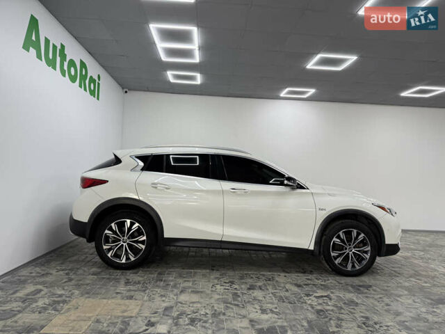Белый Инфинити QX30, объемом двигателя 1.99 л и пробегом 74 тыс. км за 20900 $, фото 3 на Automoto.ua