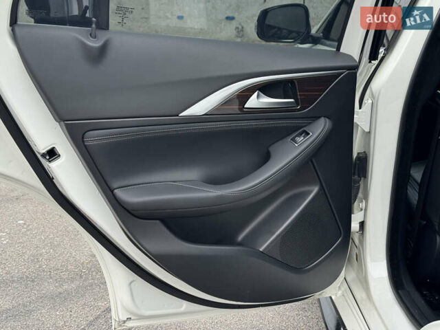 Белый Инфинити QX30, объемом двигателя 2 л и пробегом 87 тыс. км за 18199 $, фото 25 на Automoto.ua