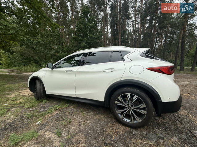 Білий Інфініті QX30, об'ємом двигуна 1.99 л та пробігом 113 тис. км за 19000 $, фото 6 на Automoto.ua