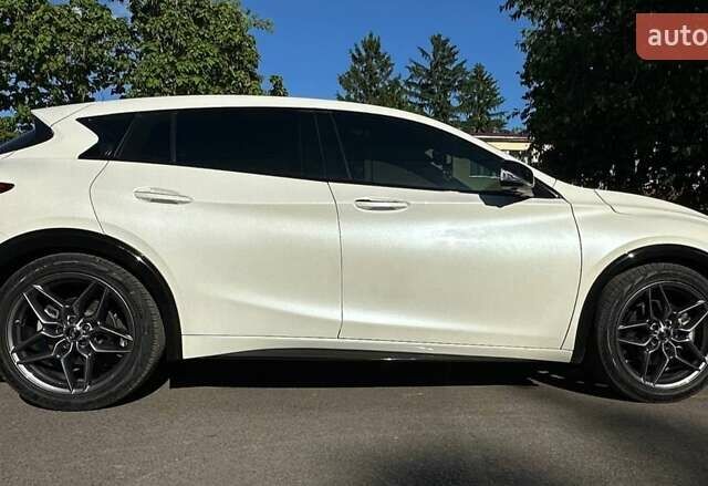 Белый Инфинити QX30, объемом двигателя 1.99 л и пробегом 48 тыс. км за 22700 $, фото 1 на Automoto.ua