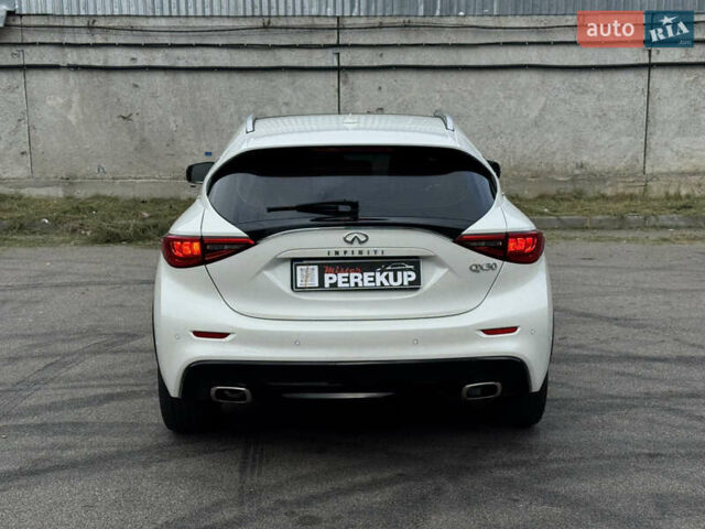 Белый Инфинити QX30, объемом двигателя 2 л и пробегом 87 тыс. км за 18199 $, фото 3 на Automoto.ua