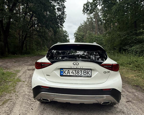 Білий Інфініті QX30, об'ємом двигуна 1.99 л та пробігом 113 тис. км за 19000 $, фото 9 на Automoto.ua