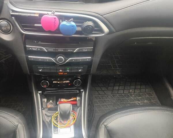 Белый Инфинити QX30, объемом двигателя 1.99 л и пробегом 140 тыс. км за 19500 $, фото 10 на Automoto.ua