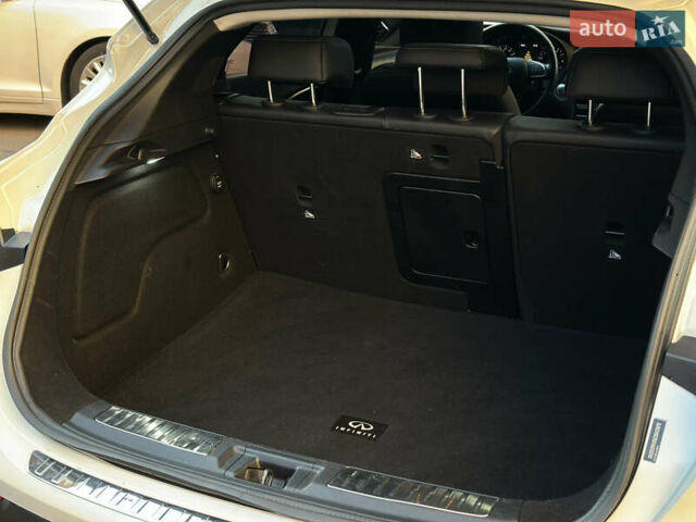 Белый Инфинити QX30, объемом двигателя 1.99 л и пробегом 74 тыс. км за 22800 $, фото 26 на Automoto.ua