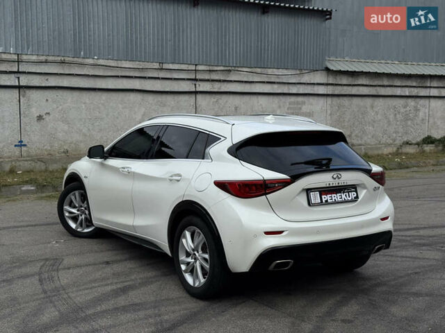 Белый Инфинити QX30, объемом двигателя 2 л и пробегом 87 тыс. км за 18199 $, фото 4 на Automoto.ua