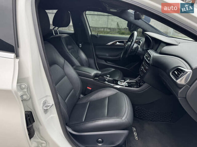 Белый Инфинити QX30, объемом двигателя 2 л и пробегом 87 тыс. км за 18199 $, фото 36 на Automoto.ua