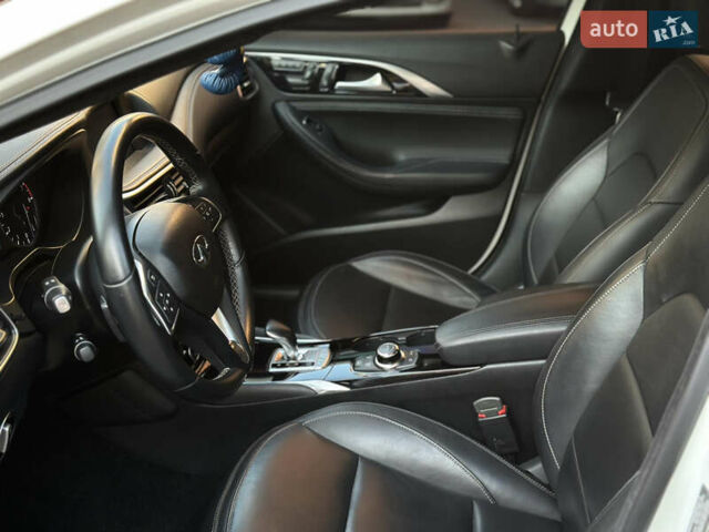 Белый Инфинити QX30, объемом двигателя 1.99 л и пробегом 74 тыс. км за 22800 $, фото 23 на Automoto.ua