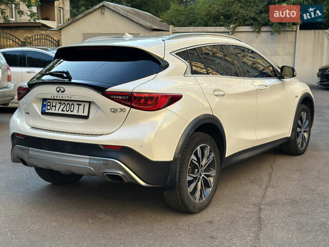 Белый Инфинити QX30, объемом двигателя 1.99 л и пробегом 74 тыс. км за 22800 $, фото 4 на Automoto.ua