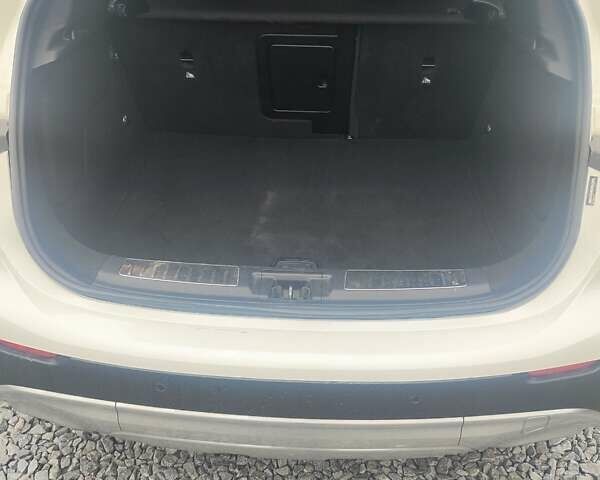 Белый Инфинити QX30, объемом двигателя 1.99 л и пробегом 140 тыс. км за 19500 $, фото 2 на Automoto.ua