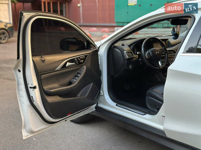 Белый Инфинити QX30, объемом двигателя 1.99 л и пробегом 74 тыс. км за 22800 $, фото 14 на Automoto.ua